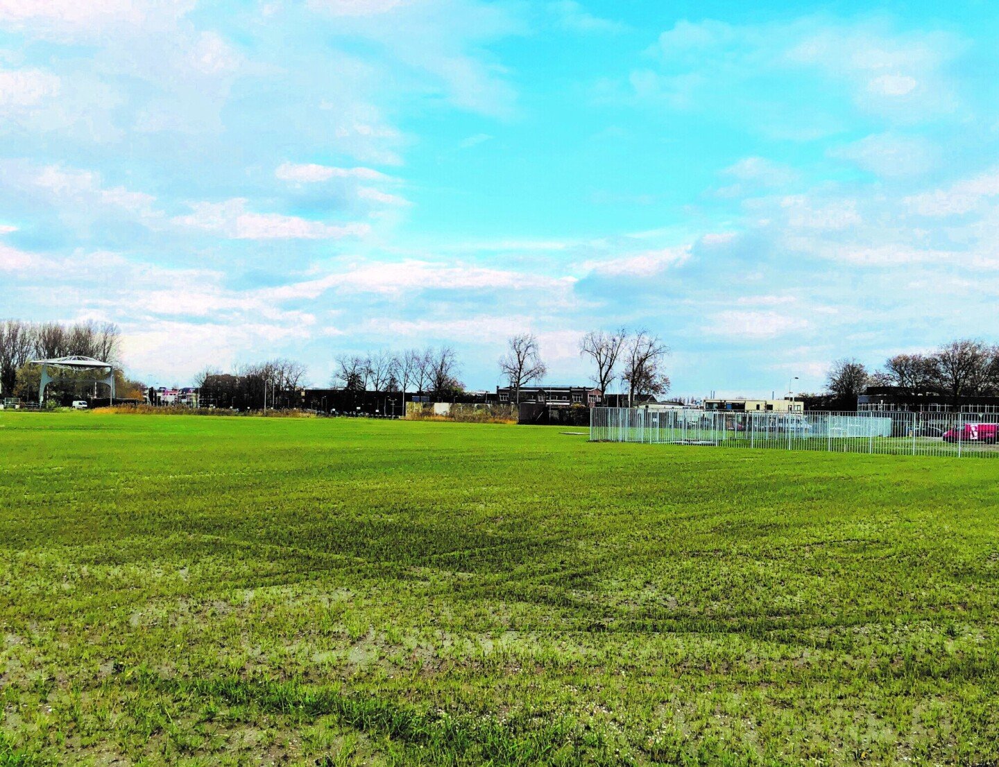 Voormalig Calvé-terrein opgehoogd en voorzien van gras